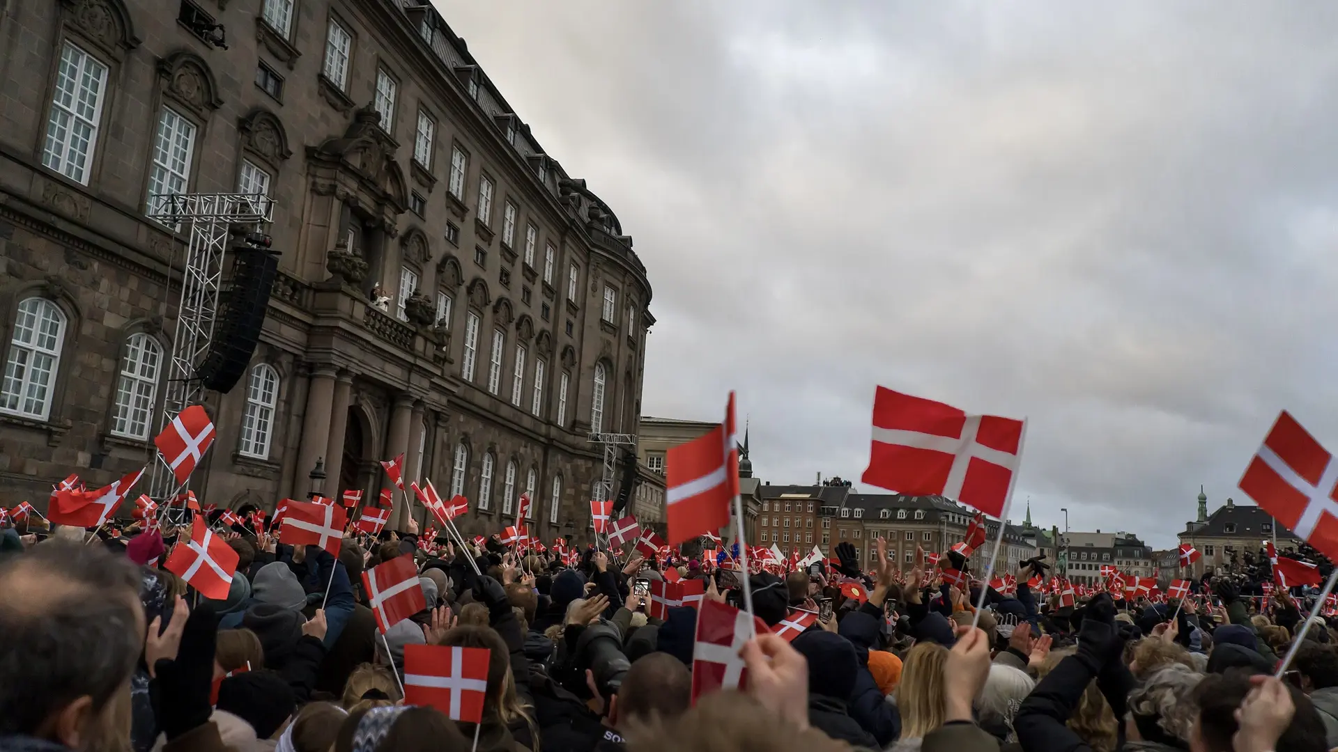 Kong Frederik X bliver kronet ved kroningsceremonien, symboliserer monarkiets ceremonielle traditioner og rolle i den moderne klimadebat