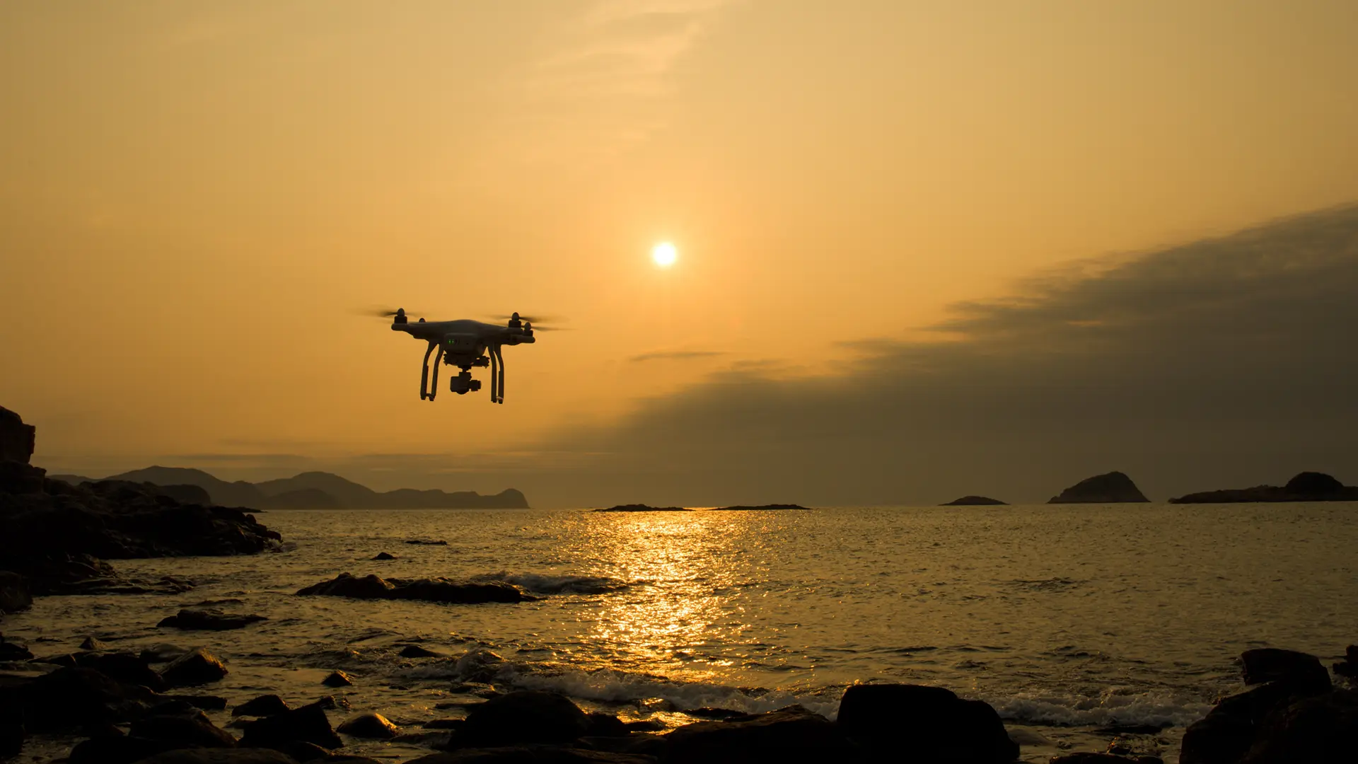 Passagerfly med tændte landingslys på vej til landing. Eksperter mener, at fly i lav højde kan være blevet forvekslet med droner over Øresund.