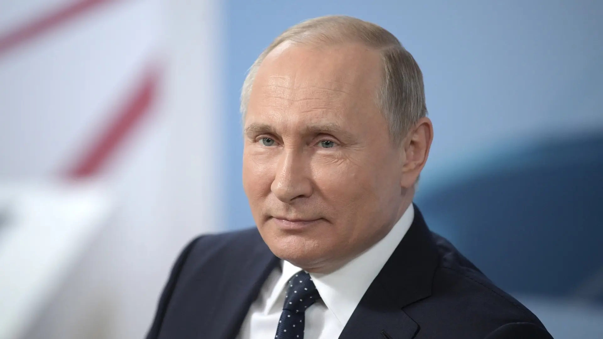 Vladimir Putin under officiel begivenhed i Kreml. Den russiske præsident anklages af eksperter for at være blevet paranoid og se fjender overalt, mens økonomisk pres og krigen i Ukraine skaber uro i det russiske samfund.