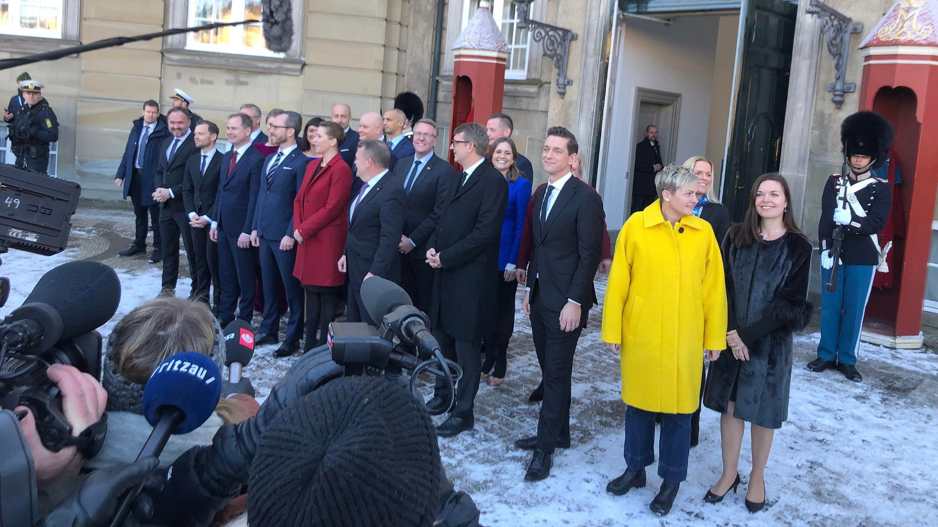 Mette Frederiksen, Lars Løkke Rasmussen og Jakob Ellemann-Jensen præsenterer SVM-regeringen i 2022 - et projekt der nu ifølge ny måling står til blot 53 mandater