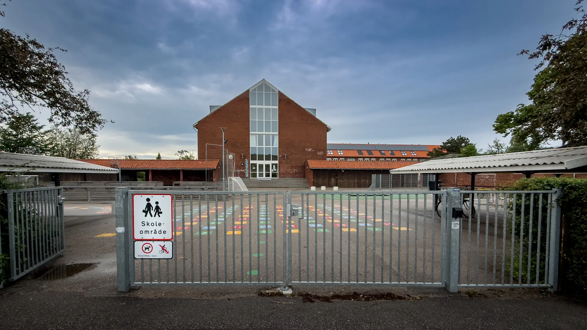 Nordvangskolen i Glostrup – den klassiske røde skolebygning fra 1950, der i dag huser 580 elever i diskussionen om forældreansvar og skolens rolle i børns opdragelse og disciplin.